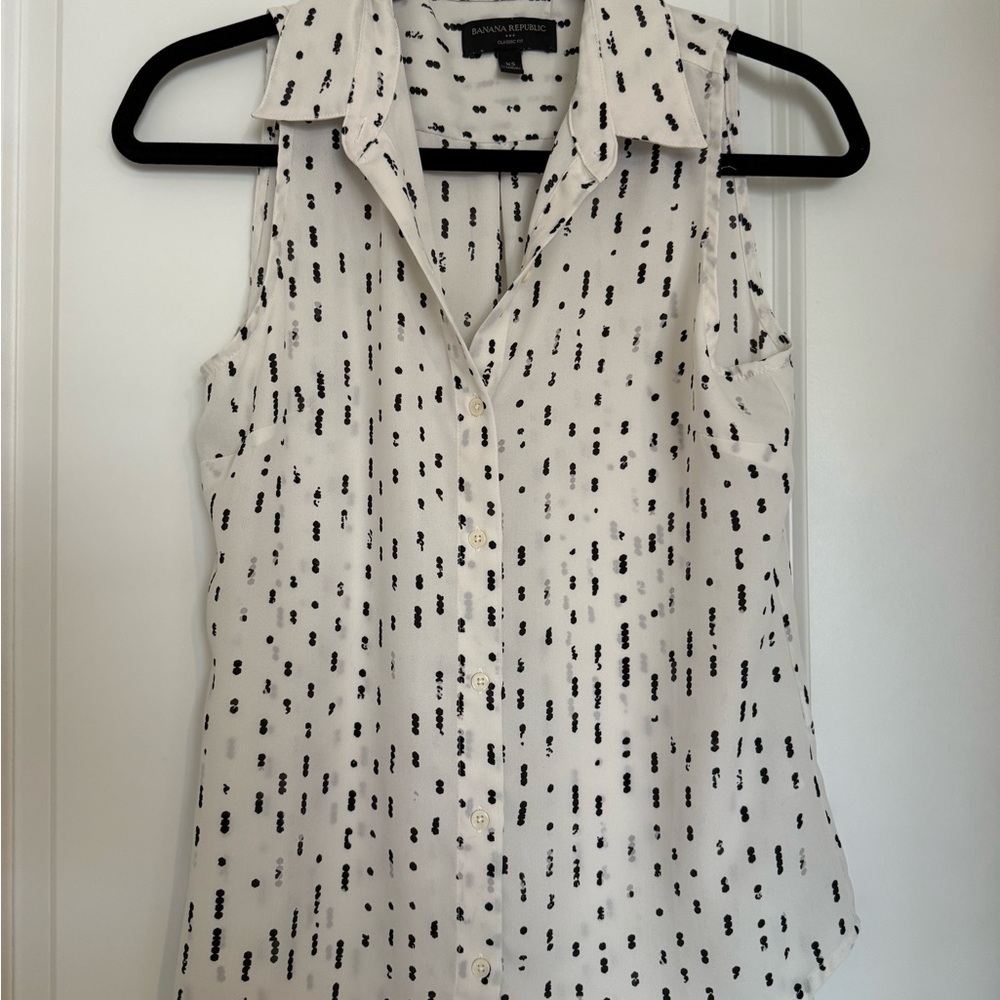 Banana Republic White and Black Sleeveless Blouse